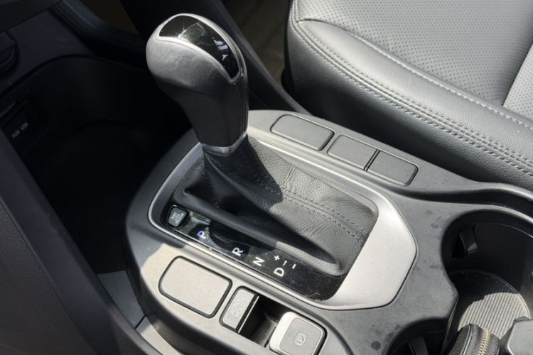 Used Hyundai Santa Fe 2015 2.0T Automatic Two-Wheel Drive Smart Version 5 Seats Interior 1