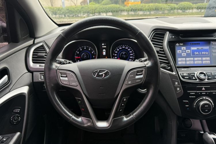 Used Hyundai Santa Fe 2015 2.0T Automatic Two-Wheel Drive Smart Version 5 Seats Interior 1