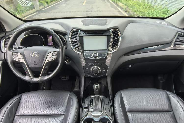 Used Hyundai Santa Fe 2015 2.0T Automatic Two-Wheel Drive Smart Version 5 Seats Interior 1