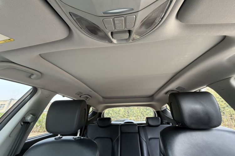 Used Hyundai Santa Fe 2015 2.0T Automatic Two-Wheel Drive Smart Version 5 Seats Interior 10