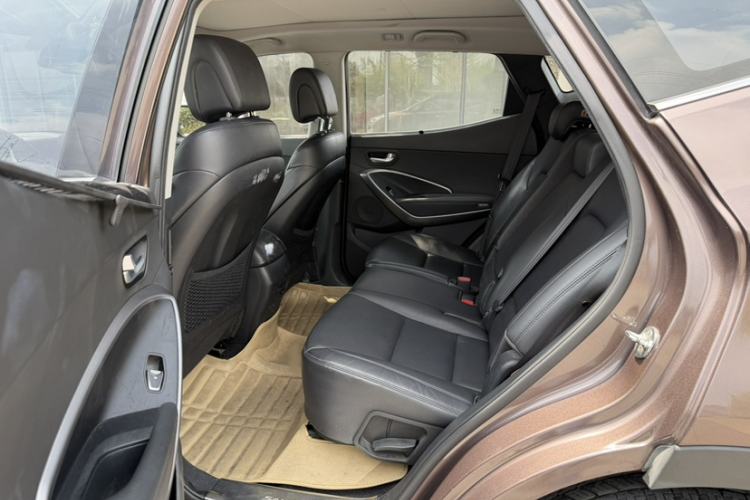 Used Hyundai Santa Fe 2015 2.0T Automatic Two-Wheel Drive Smart Version 5 Seats Interior 11