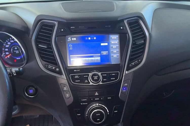 Used Hyundai Santa Fe 2015 2.0T Automatic Two-Wheel Drive Smart Version 5 Seats Interior 2