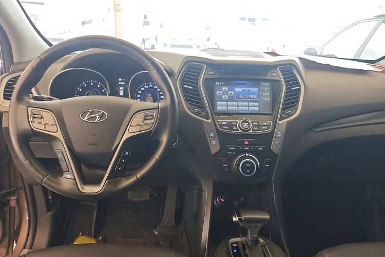 Used Hyundai Santa Fe 2015 2.0T Automatic All-Wheel Drive Smart Version 5 Seats Interior 2