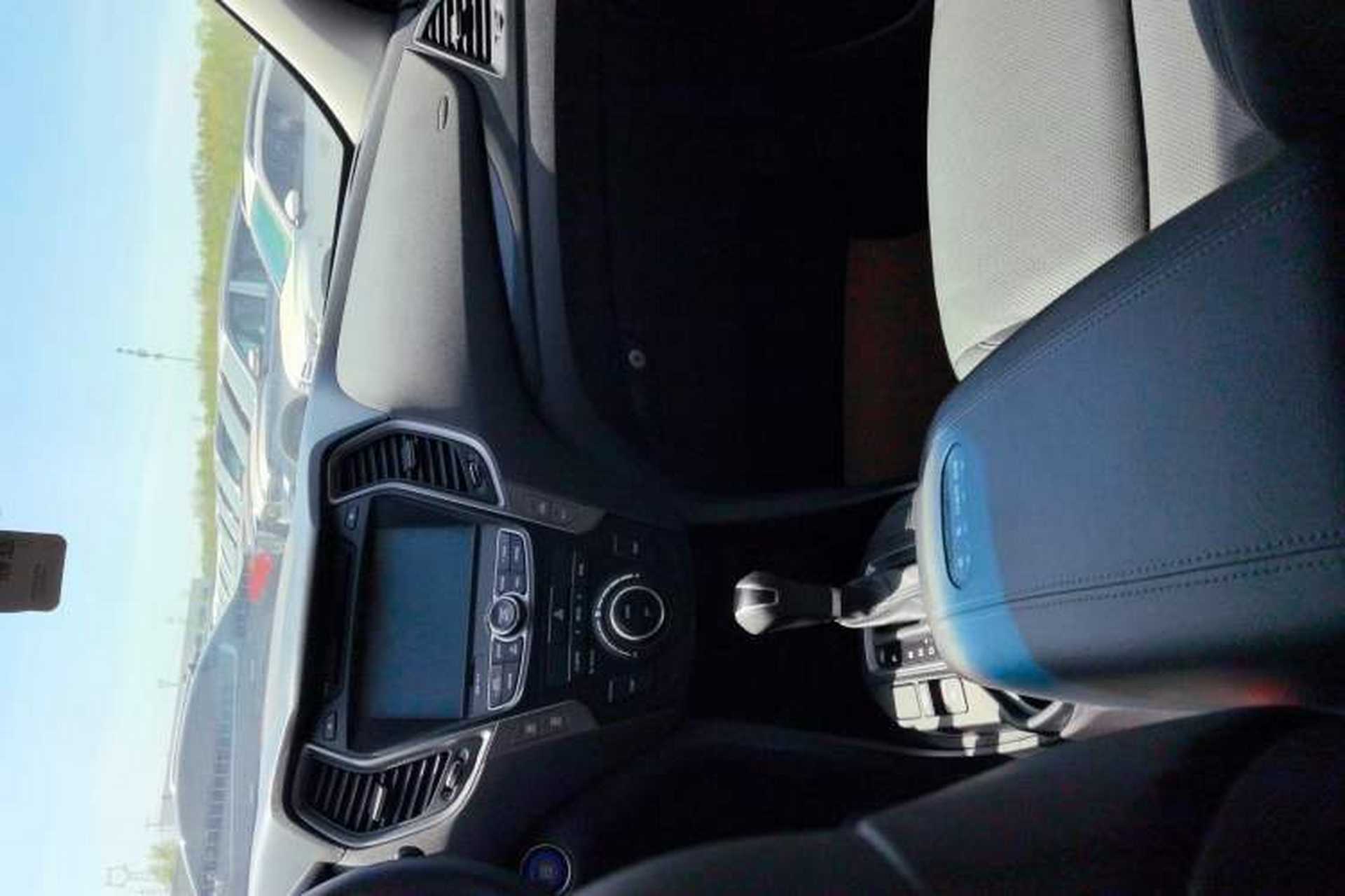 Used Hyundai Santa Fe 2015 2.0T Automatic All-Wheel Drive Smart Version 5 Seats Interior 2