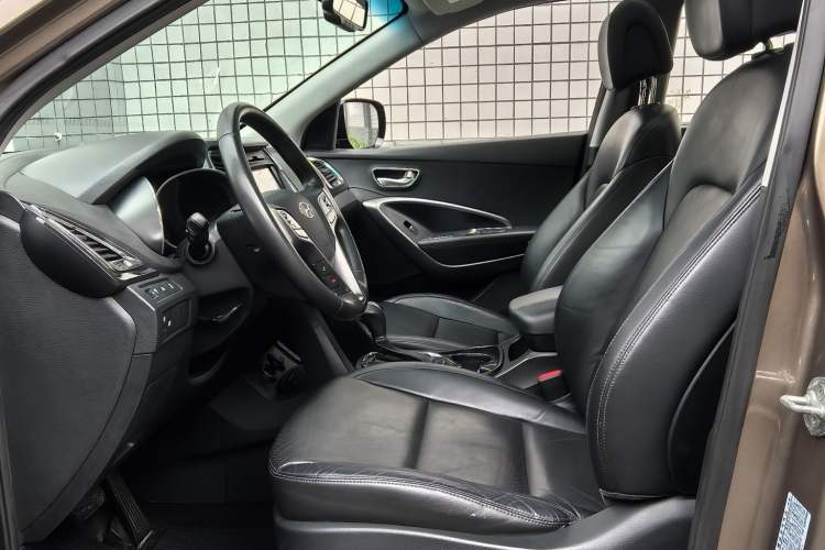 Used Hyundai Santa Fe 2015 2.0T Automatic Two-Wheel Drive Smart Version 5 Seats Interior 2