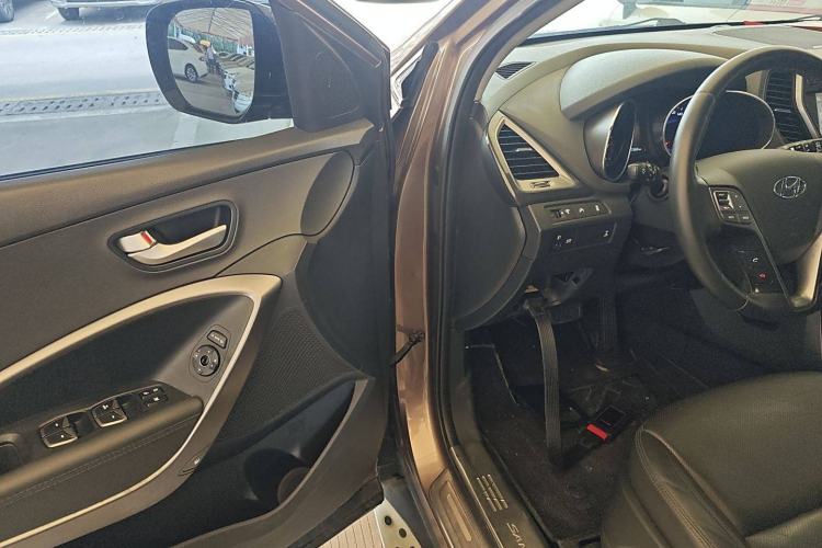 Used Hyundai Santa Fe 2015 2.0T Automatic All-Wheel Drive Smart Version 5 Seats Interior 3
