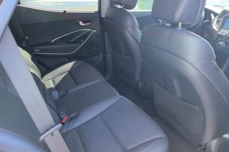 Used Hyundai Santa Fe 2015 2.0T Automatic All-Wheel Drive Smart Version 5 Seats Interior 3