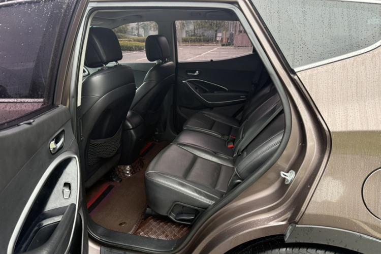 Used Hyundai Santa Fe 2015 2.0T Automatic Two-Wheel Drive Smart Version 5 Seats Interior 3