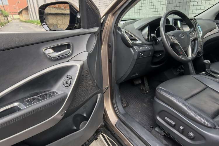 Used Hyundai Santa Fe 2015 2.0T Automatic Two-Wheel Drive Smart Version 5 Seats Interior 3