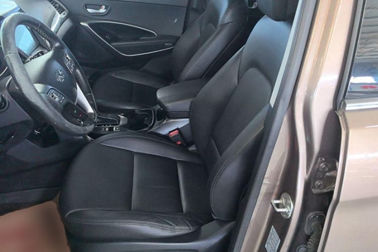 Used Hyundai Santa Fe 2015 2.0T Automatic Two-Wheel Drive Smart Version 5 Seats Interior 4