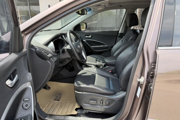 Used Hyundai Santa Fe 2015 2.0T Automatic Two-Wheel Drive Smart Version 5 Seats Interior 4