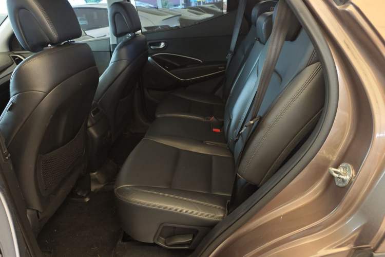 Used Hyundai Santa Fe 2015 2.0T Automatic All-Wheel Drive Smart Version 5 Seats Interior 4