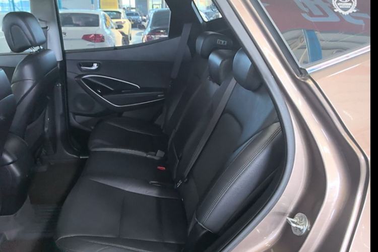 Used Hyundai Santa Fe 2015 2.0T Automatic Two-Wheel Drive Smart Version 5 Seats Interior 5