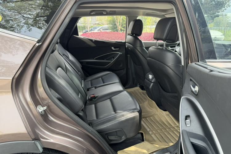 Used Hyundai Santa Fe 2015 2.0T Automatic Two-Wheel Drive Smart Version 5 Seats Interior 5