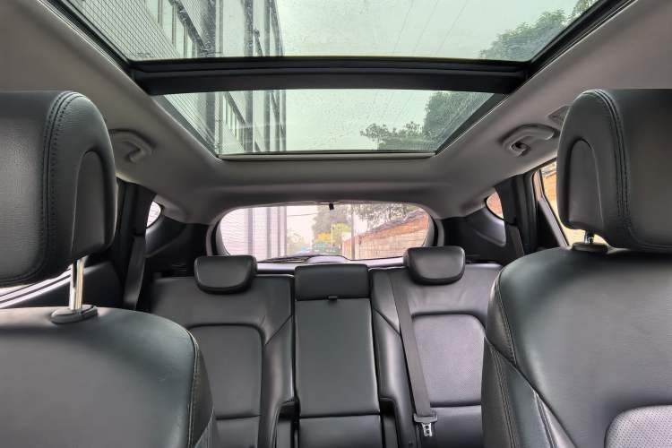 Used Hyundai Santa Fe 2015 2.0T Automatic Two-Wheel Drive Smart Version 5 Seats Interior 5