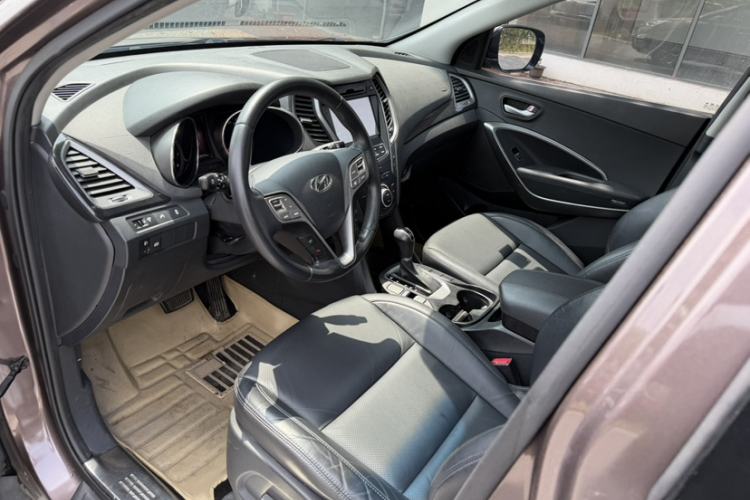 Used Hyundai Santa Fe 2015 2.0T Automatic Two-Wheel Drive Smart Version 5 Seats Interior 6