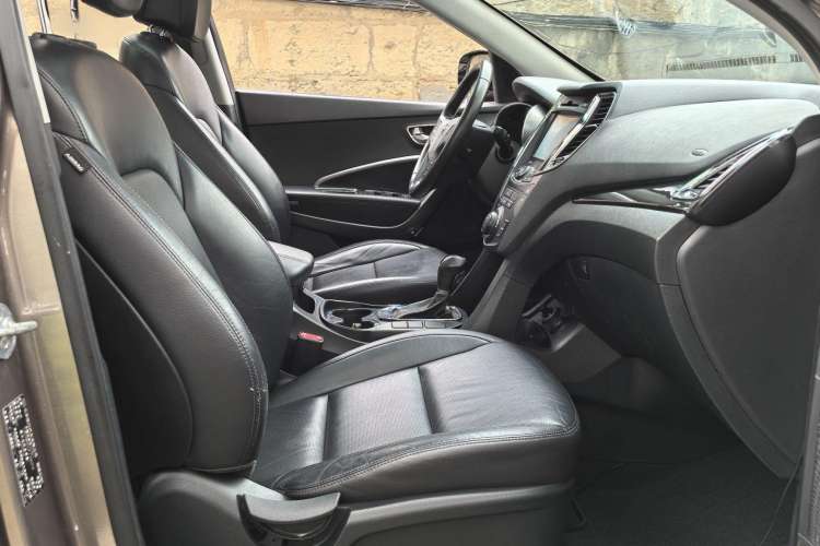 Used Hyundai Santa Fe 2015 2.0T Automatic Two-Wheel Drive Smart Version 5 Seats Interior 6