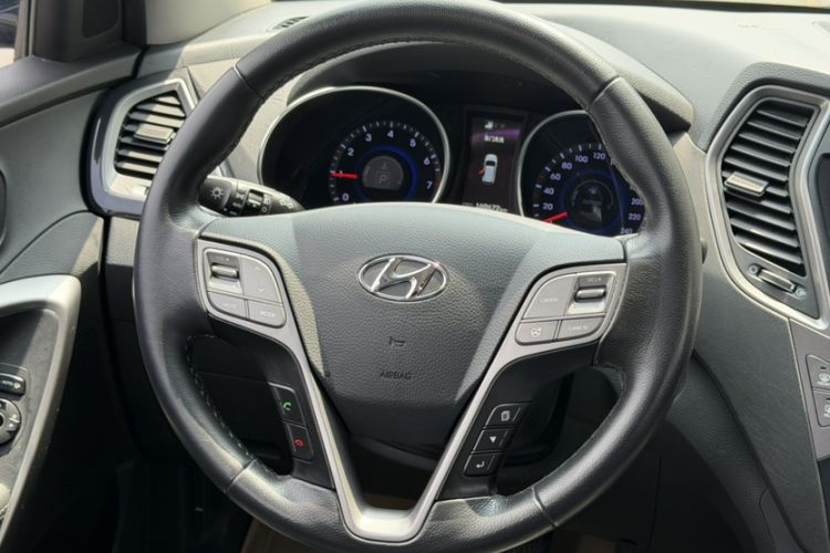 Used Hyundai Santa Fe 2015 2.0T Automatic Two-Wheel Drive Smart Version 5 Seats Interior 7