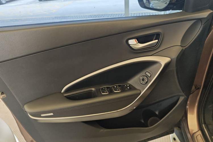 Used Hyundai Santa Fe 2015 2.0T Automatic All-Wheel Drive Smart Version 5 Seats Interior 7