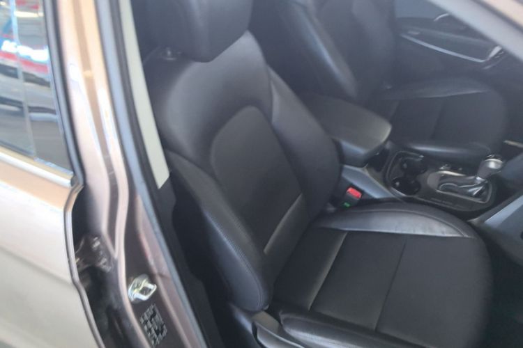 Used Hyundai Santa Fe 2015 2.0T Automatic Two-Wheel Drive Smart Version 5 Seats Interior 8