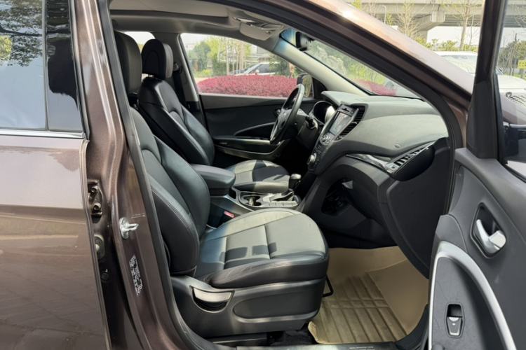Used Hyundai Santa Fe 2015 2.0T Automatic Two-Wheel Drive Smart Version 5 Seats Interior 8