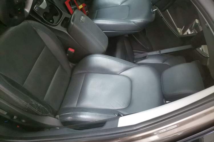 Used Hyundai Santa Fe 2015 2.4L Automatic All-Wheel Drive Smart Version 5 Seats Left Front Seat