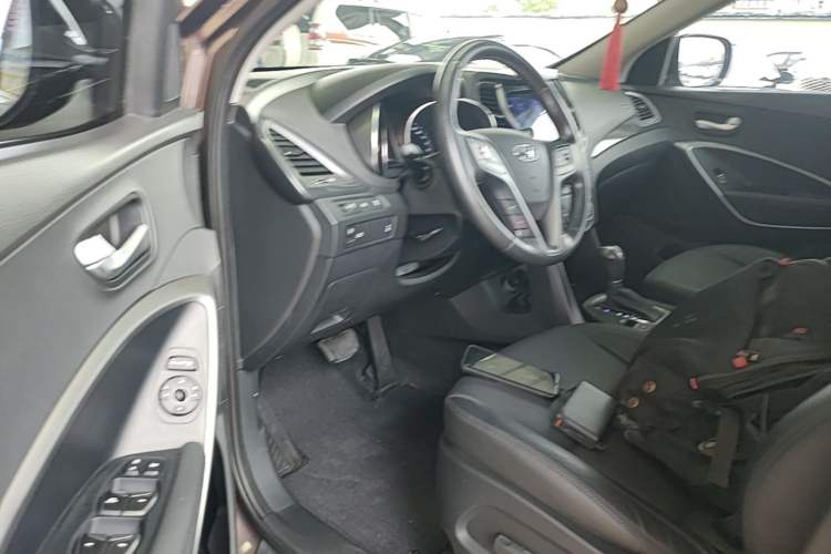 Used Hyundai Santa Fe 2015 2.4L Automatic All-Wheel Drive Smart Version 5 Seats Left Front Seat