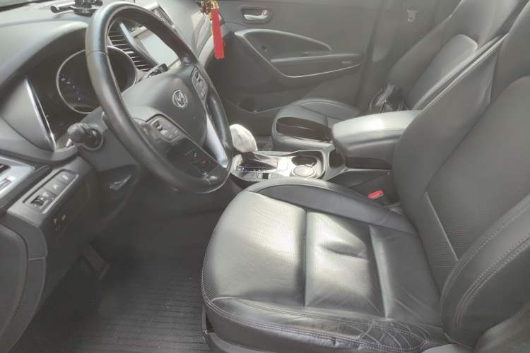 Used Hyundai Santa Fe 2015 2.4L Automatic Two-Wheel Drive Smart Version 5 Seats Left Front Seat