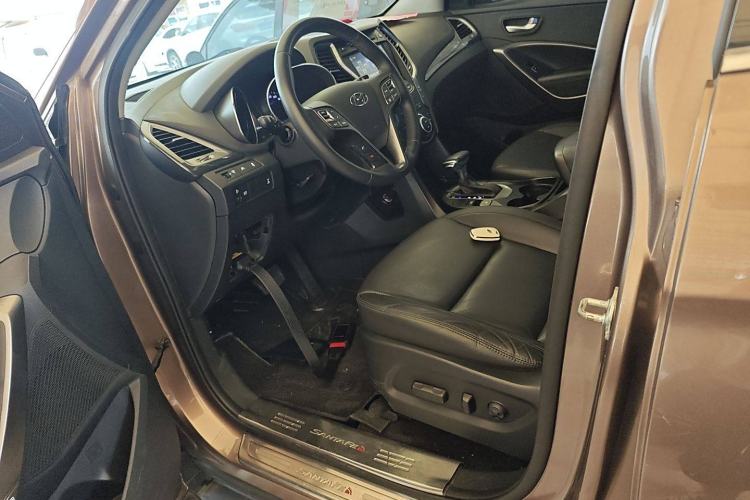 Used Hyundai Santa Fe 2015 2.0T Automatic All-Wheel Drive Smart Version 5 Seats Left Front Seat