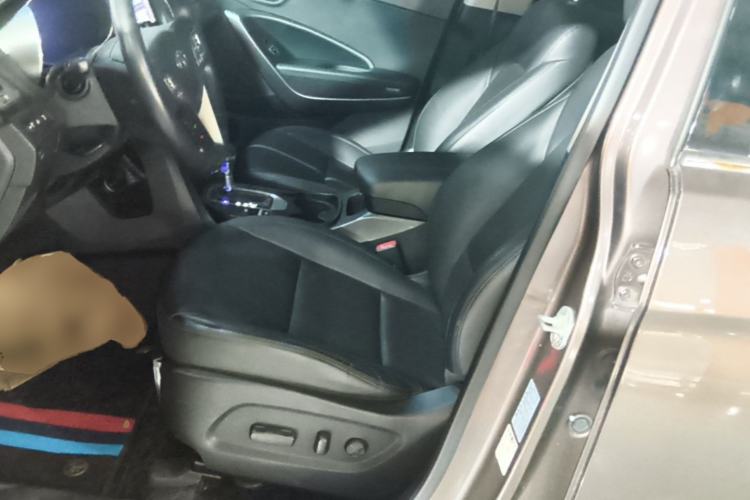 Used Hyundai Santa Fe 2015 2.0T Automatic Two-Wheel Drive Smart Version 5 Seats Left Front Seat