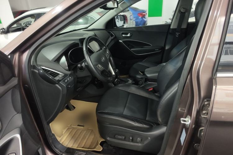 Used Hyundai Santa Fe 2015 2.0T Automatic Two-Wheel Drive Smart Version 5 Seats Left Front Seat