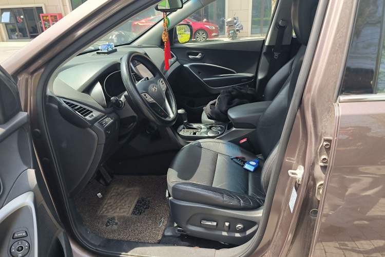 Used Hyundai Santa Fe 2015 2.0T Automatic Two-Wheel Drive Smart Version 5 Seats Left Front Seat