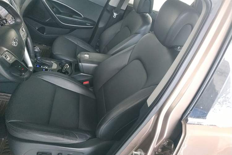 Used Hyundai Santa Fe 2015 2.4L Automatic All-Wheel Drive Smart Version 5 Seats Left Front Seat