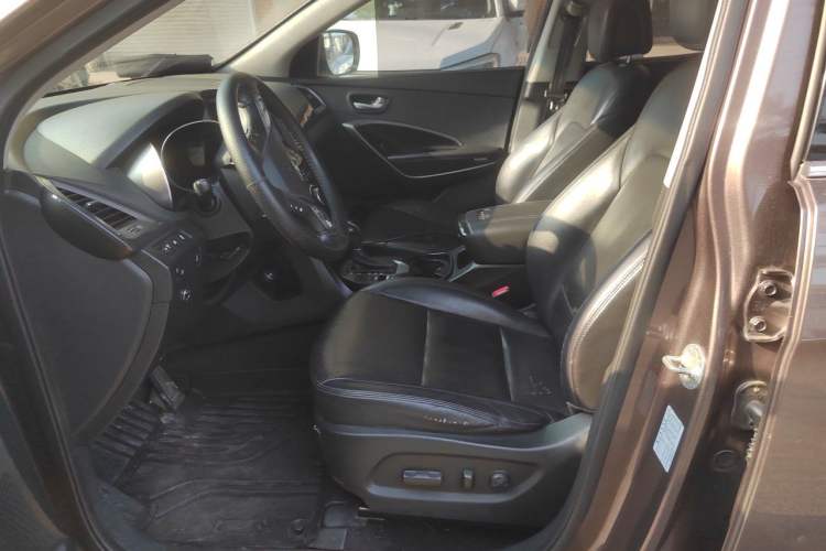 Used Hyundai Santa Fe 2015 2.0T Automatic All-Wheel Drive Smart Version 5 Seats Left Front Seat