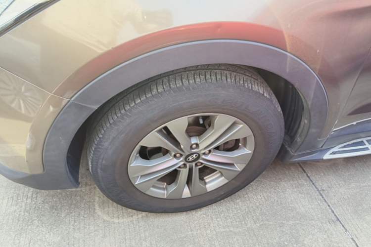 Used Hyundai Santa Fe 2015 2.0T Automatic 4x4 Smart 7-Seater Left Front Wheel Hub