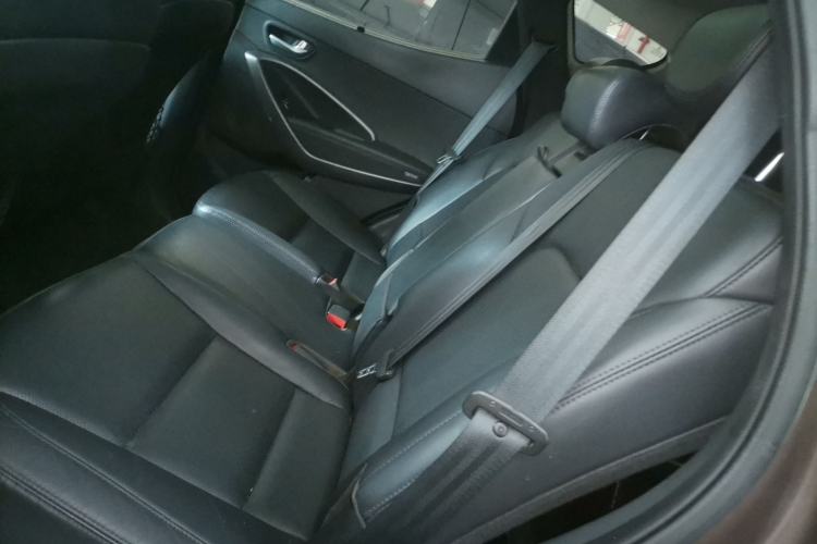 Used Hyundai Santa Fe 2015 2.4L Automatic All-Wheel Drive Smart Version 5 Seats Left Rear Seat