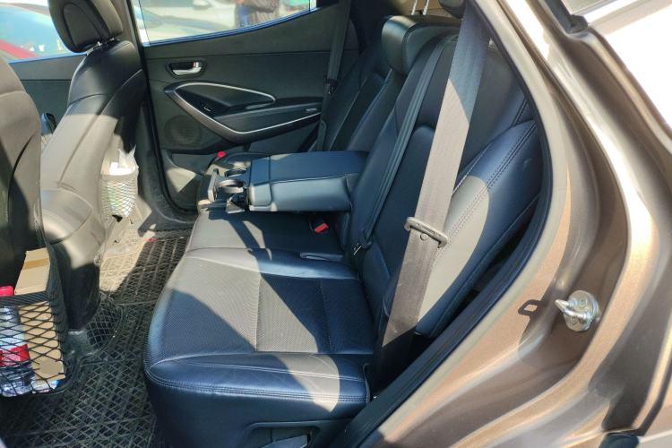 Used Hyundai Santa Fe 2015 2.4L Automatic Two-Wheel Drive Smart Version 5 Seats Left Rear Seat
