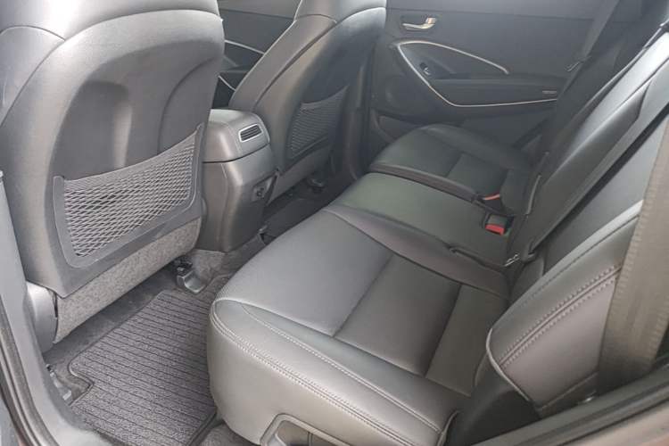Used Hyundai Santa Fe 2015 2.4L Automatic All-Wheel Drive Smart Version 5 Seats Left Rear Seat