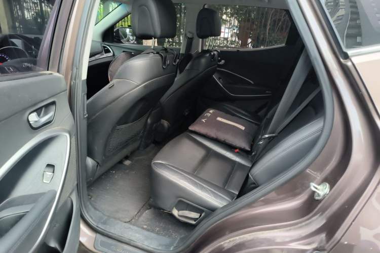 Used Hyundai Santa Fe 2015 2.0T Automatic Two-Wheel Drive Smart Version 5 Seats Left Rear Seat