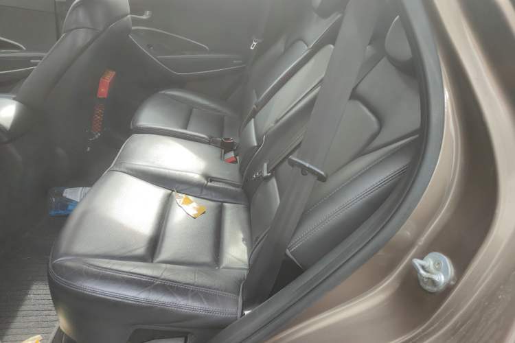 Used Hyundai Santa Fe 2015 2.4L Automatic Two-Wheel Drive Smart Version 5 Seats Left Rear Seat