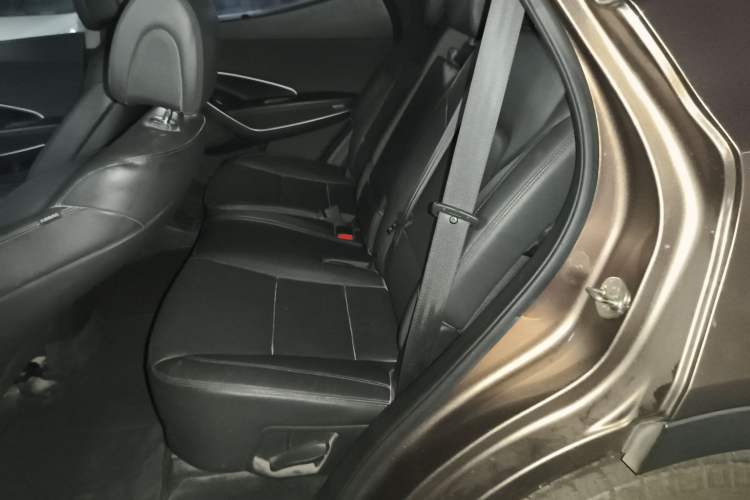 Used Hyundai Santa Fe 2015 2.0T Automatic All-Wheel Drive Smart Version 5 Seats Left Rear Seat