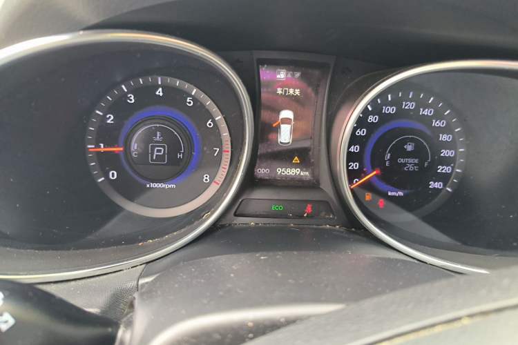 Used Hyundai Santa Fe 2015 2.0T Automatic Two-Wheel Drive Smart Version 5 Seats Odometer Close Up