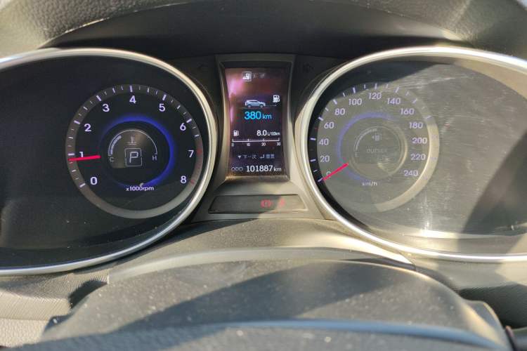 Used Hyundai Santa Fe 2015 2.4L Automatic Two-Wheel Drive Smart Version 5 Seats Odometer Close Up