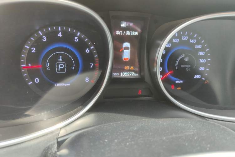 Used Hyundai Santa Fe 2015 2.4L Automatic Two-Wheel Drive Smart Version 5 Seats Odometer Close Up