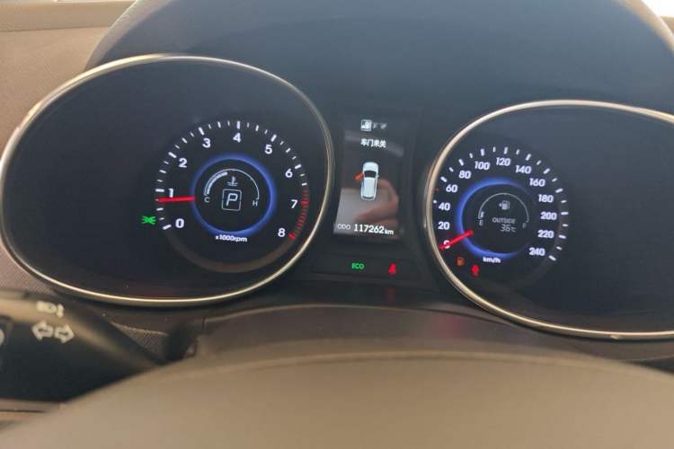 Used Hyundai Santa Fe 2015 2.0T Automatic All-Wheel Drive Smart Version 5 Seats Odometer Close Up
