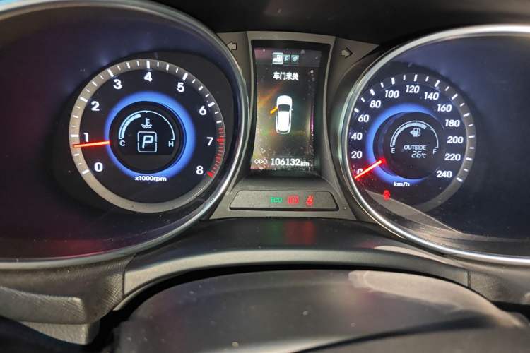 Used Hyundai Santa Fe 2015 2.4L Automatic Two-Wheel Drive Smart Version 5 Seats Odometer Close Up