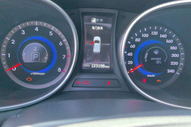 Used Hyundai Santa Fe 2015 2.0T Automatic All-Wheel Drive Smart Version 5 Seats Odometer Close Up