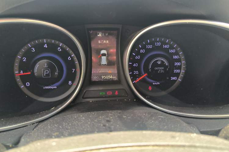 Used Hyundai Santa Fe 2015 2.0T Automatic Two-Wheel Drive Smart Version 5 Seats Odometer Close Up