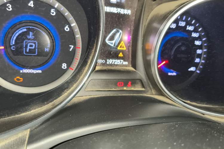 Used Hyundai Santa Fe 2015 2.0T Automatic All-Wheel Drive Smart Version 5 Seats Odometer Close Up
