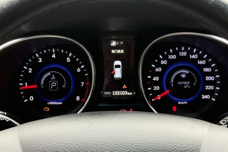 Used Hyundai Santa Fe 2015 2.0T Automatic Two-Wheel Drive Smart Version 5 Seats Odometer Close Up